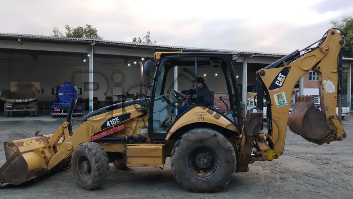 LOTE 003 - Retroescavadeira Caterpiler 416 E