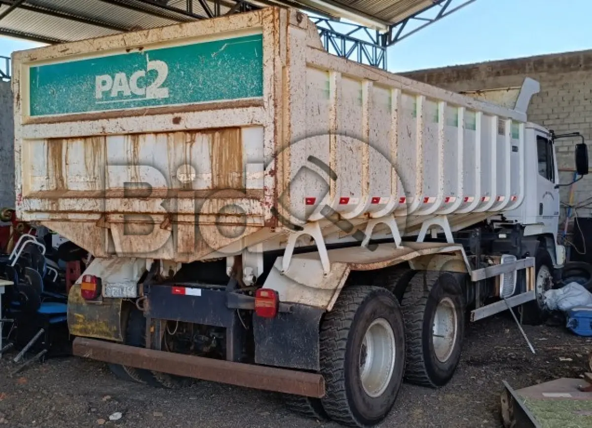 LOTE 013 - CAMINHÃO BASCULANTE M.BENZ/ATRON 2729 K 6X4