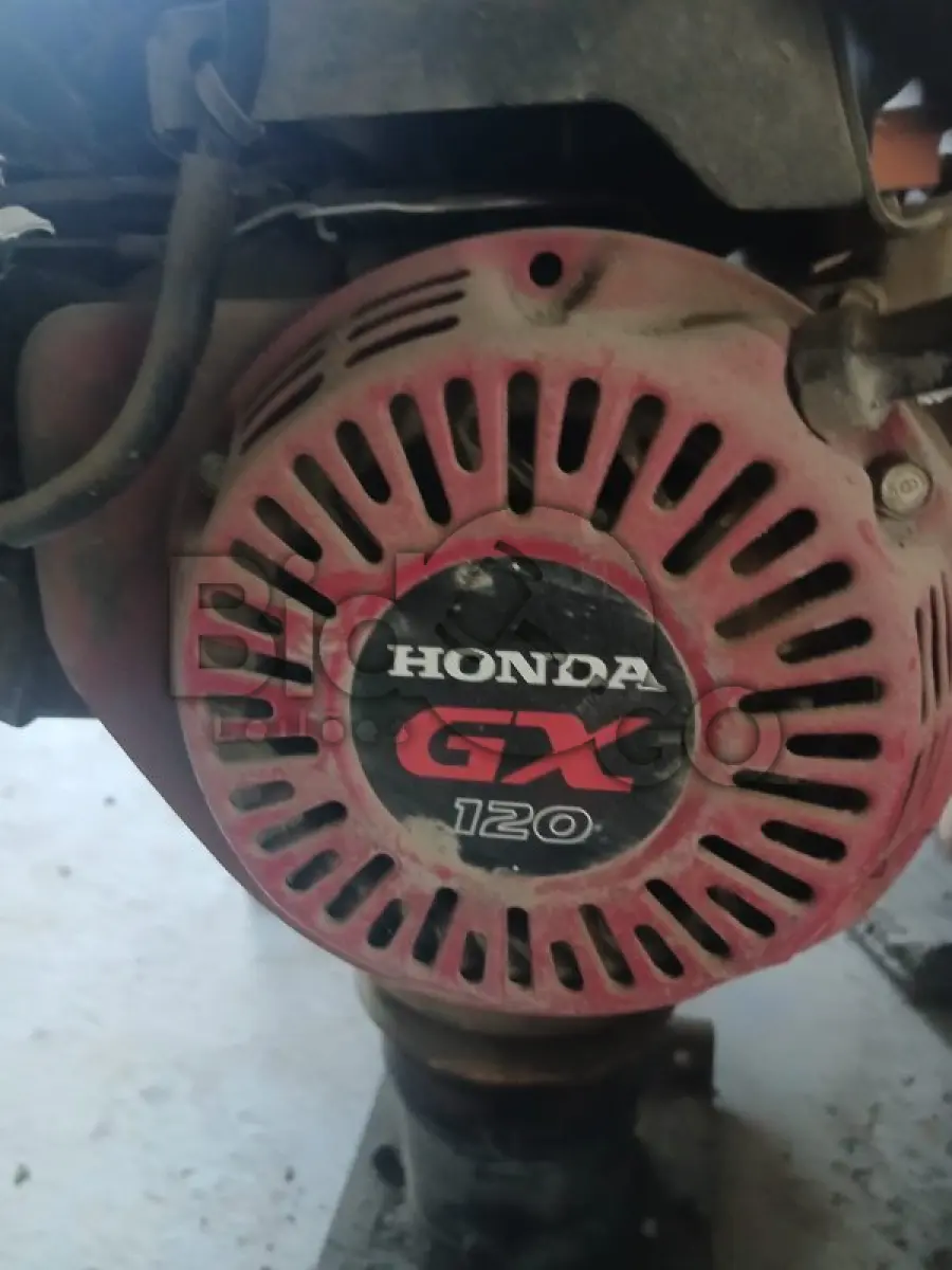 LOTE 017 - Compactador marca Honda GX120, cor vermelha