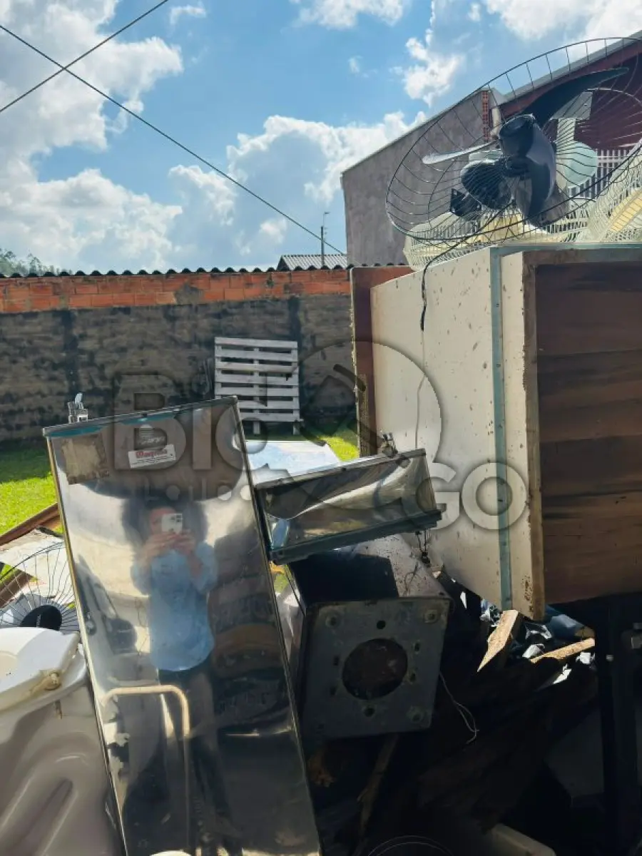 LOTE 023 - Sucatas bens inservíveis diversos: informática, mobiliário, eletrodomésticos e outros