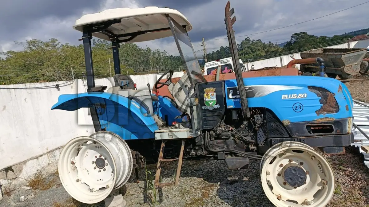 LOTE 010 - Trator Agrícola LS 80, ano de fabricação 2016, cor azul