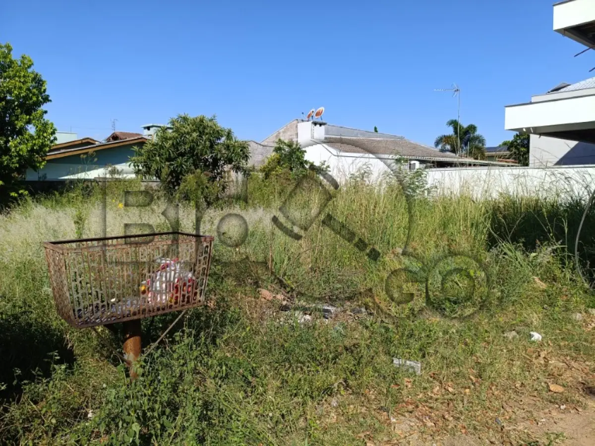 LOTE 001 - UM TERRENO URBANO DE 430,98m², sem benfeitorias, devidamente cadastrado sob matrícula nº 17.702 do Cartório de Registro de Imóveis de Sapiranga/RS