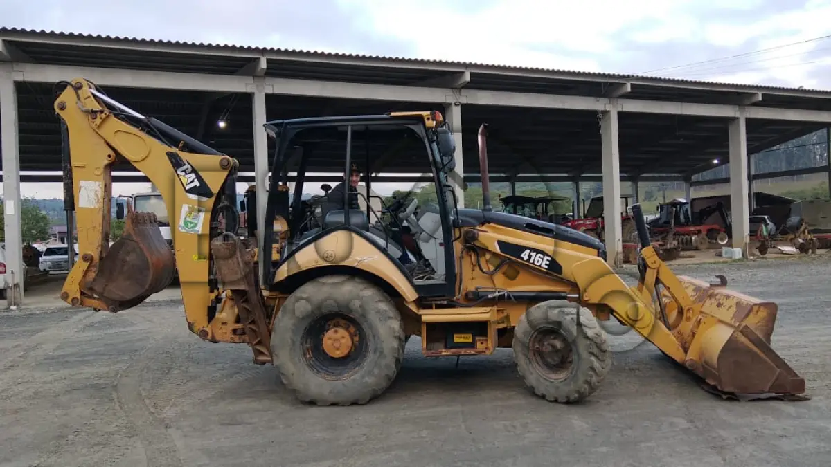 LOTE 003 - Retroescavadeira Caterpiler 416 E