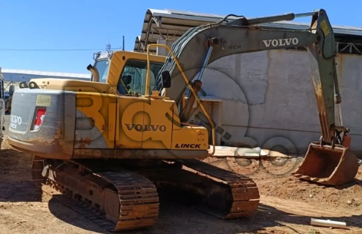 LOTE 015 - ESCAVADEIRA VOLVO SÉRIE: EC140BIC