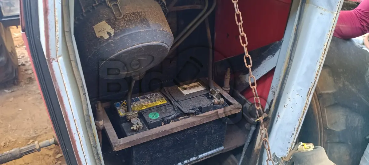 LOTE 012 - TRATOR MASSEY FERGUNSON 275