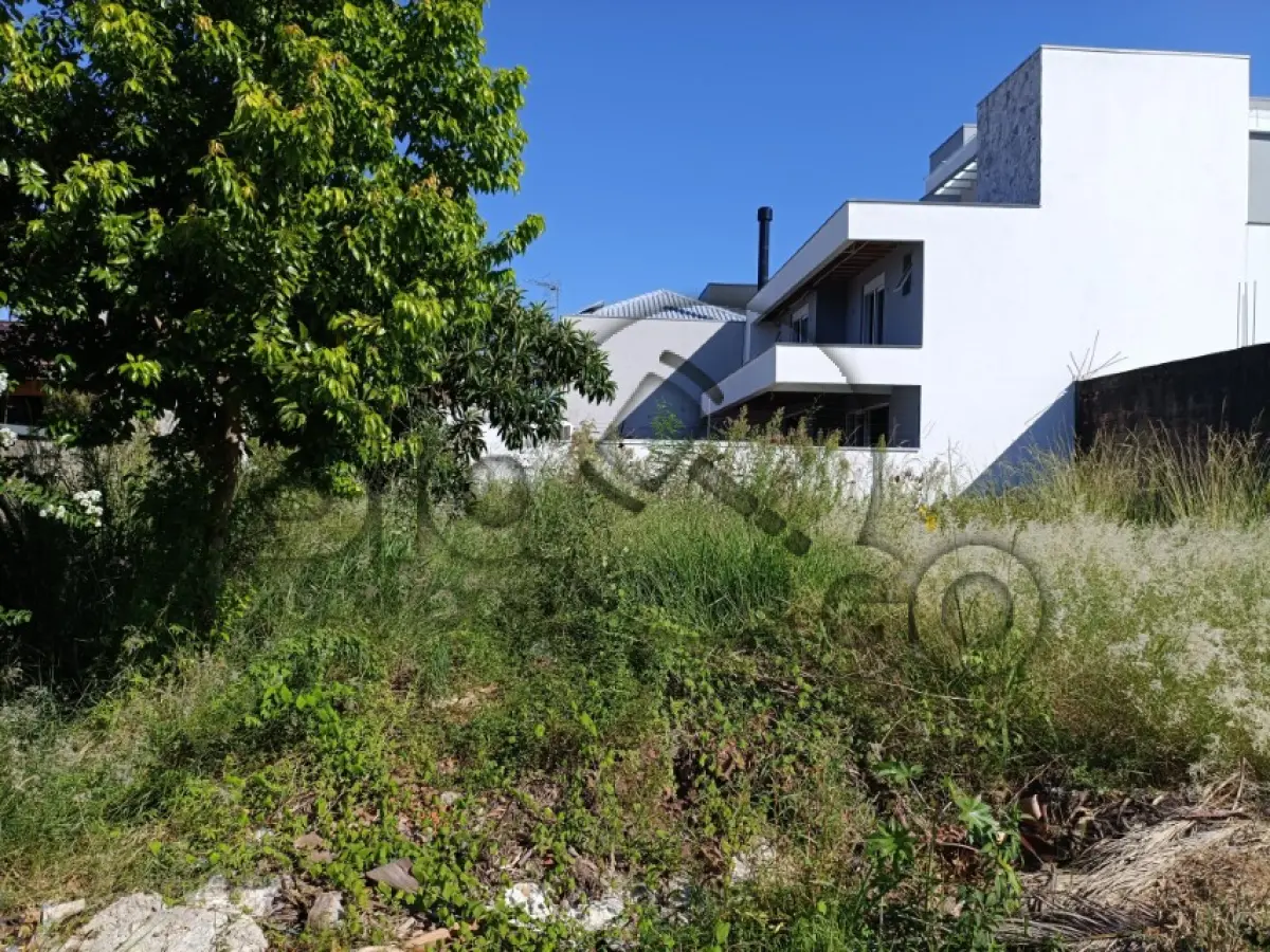 LOTE 001 - UM TERRENO URBANO DE 430,98m², sem benfeitorias, devidamente cadastrado sob matrícula nº 17.702 do Cartório de Registro de Imóveis de Sapiranga/RS
