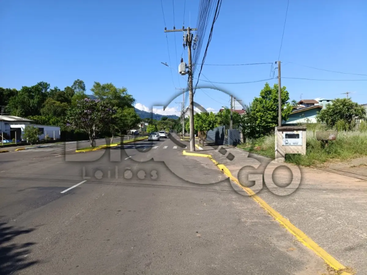LOTE 001 - UM TERRENO URBANO DE 430,98m², sem benfeitorias, devidamente cadastrado sob matrícula nº 17.702 do Cartório de Registro de Imóveis de Sapiranga/RS