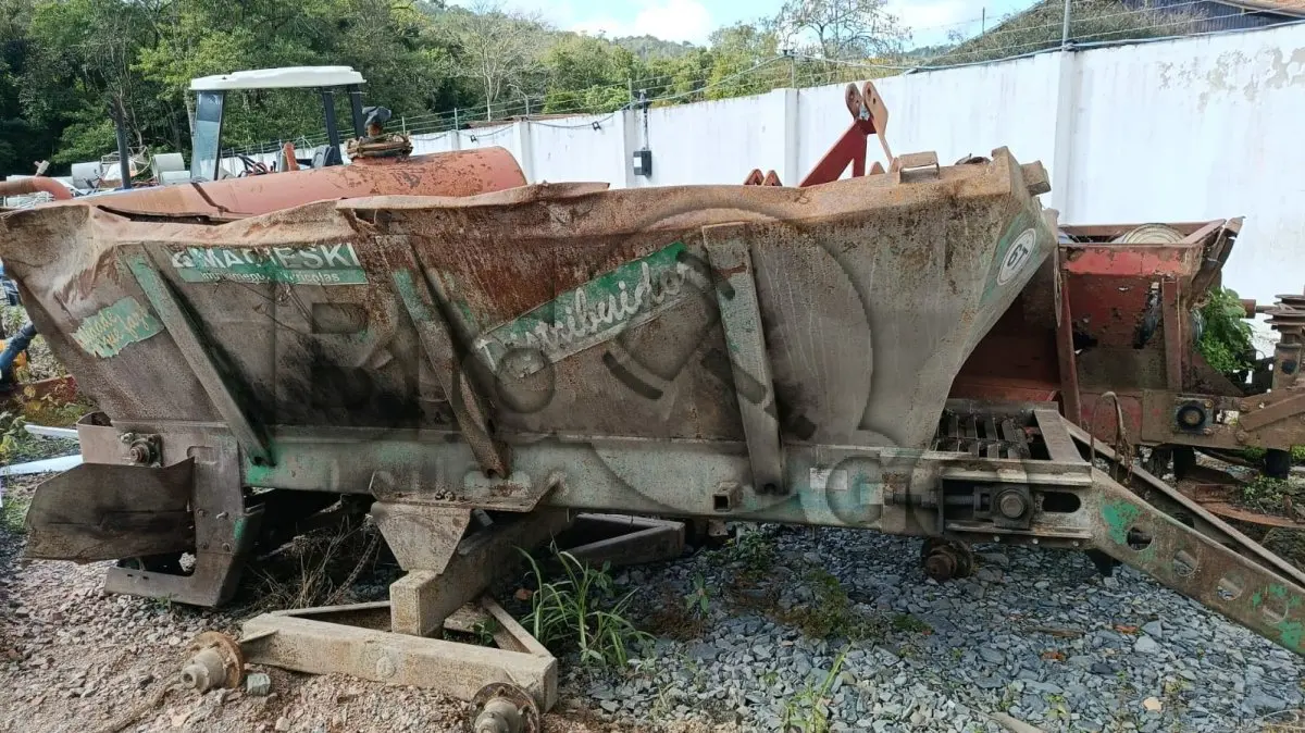 LOTE 012 - Espalhador de esterco sólido verde