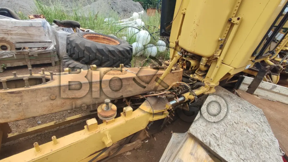 LOTE 016 - MOTONIVELADORA Caterpillar VHP
