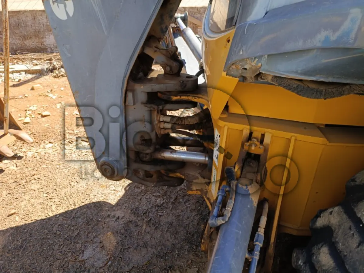 LOTE 016 - Retroescavadeira XCMG Série: xt870br