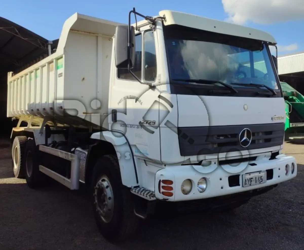 LOTE 013 - CAMINHÃO BASCULANTE M.BENZ/ATRON 2729 K 6X4