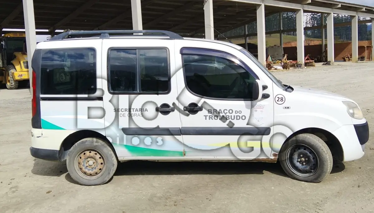 LOTE 005 - Automóvel Marca/Modelo: FIAT/DOBLO ESSENCE 1.8 7 lugares