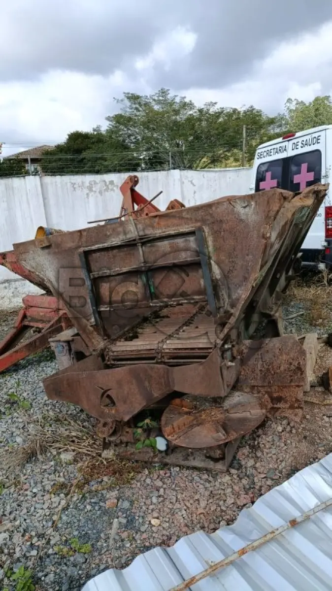 LOTE 012 - Espalhador de esterco sólido verde