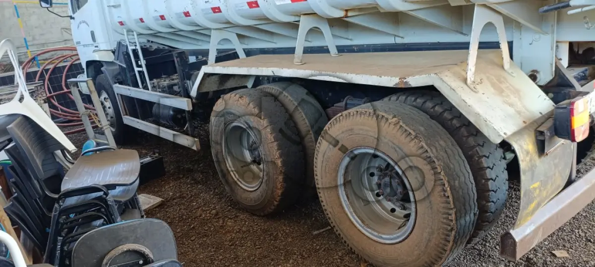 LOTE 013 - CAMINHÃO BASCULANTE M.BENZ/ATRON 2729 K 6X4