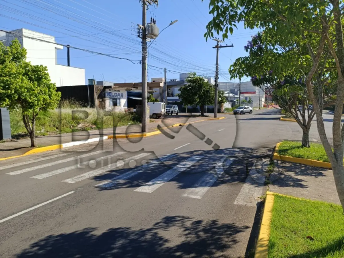 LOTE 001 - UM TERRENO URBANO DE 430,98m², sem benfeitorias, devidamente cadastrado sob matrícula nº 17.702 do Cartório de Registro de Imóveis de Sapiranga/RS