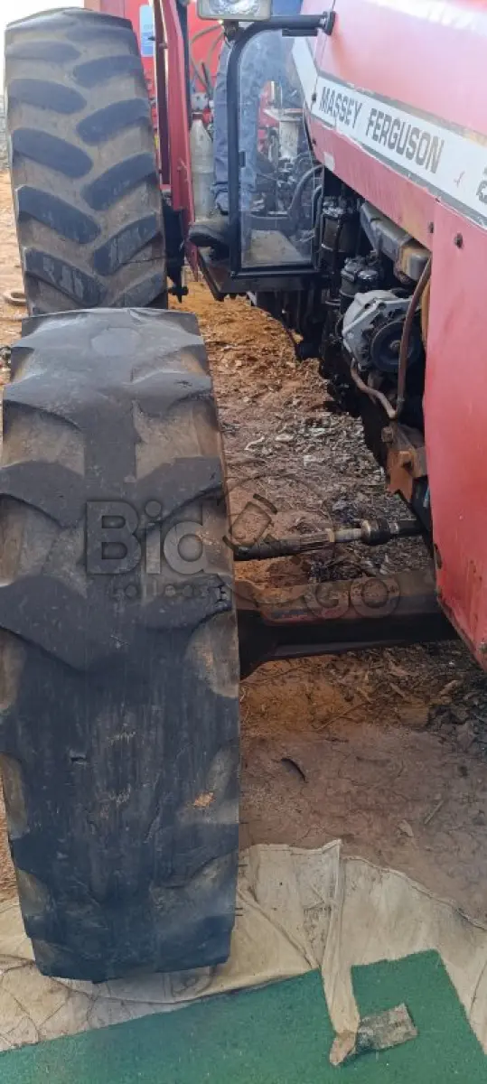 LOTE 012 - TRATOR MASSEY FERGUNSON 275