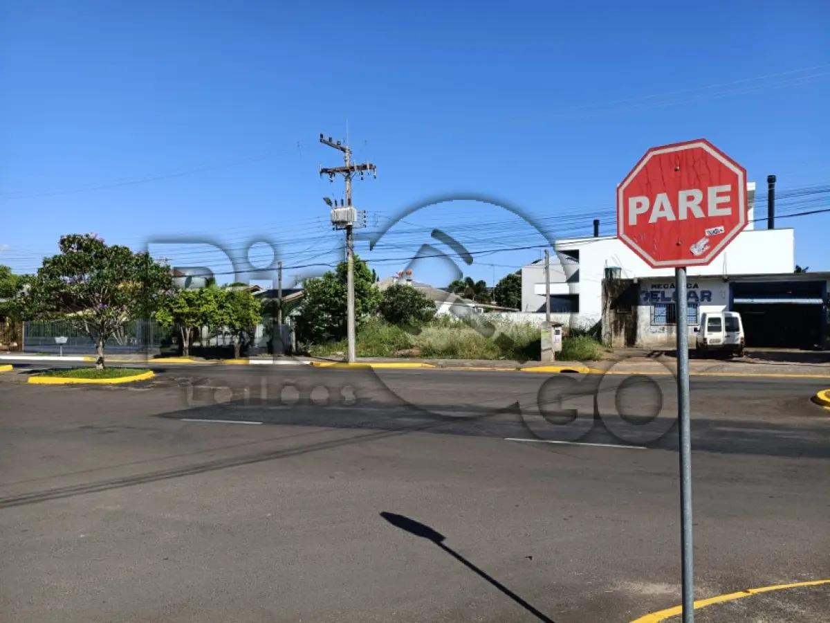 LOTE 001 - UM TERRENO URBANO DE 430,98m², sem benfeitorias, devidamente cadastrado sob matrícula nº 17.702 do Cartório de Registro de Imóveis de Sapiranga/RS